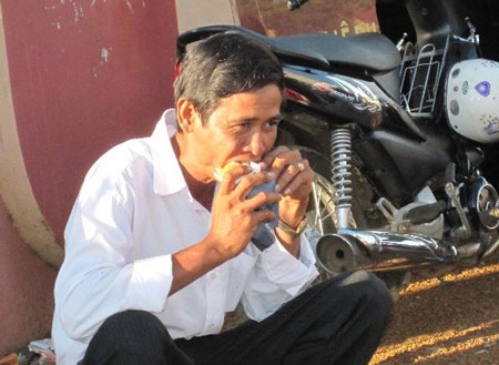 Cha mẹ lo lắng bồn chồn chờ sĩ tử làm bài thi - 5