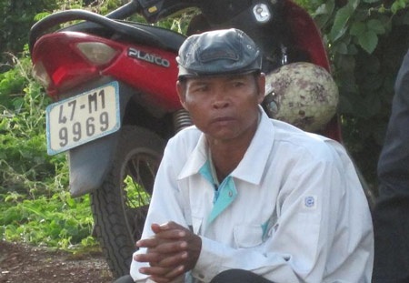 Cha mẹ lo lắng bồn chồn chờ sĩ tử làm bài thi - 1