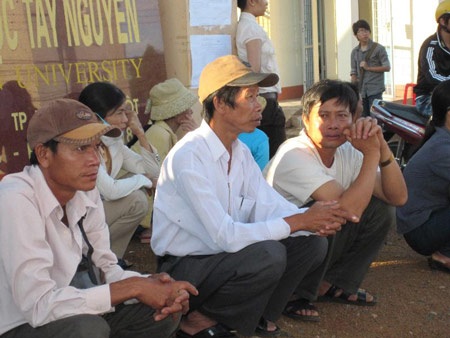 Cha mẹ lo lắng bồn chồn chờ sĩ tử làm bài thi - 2