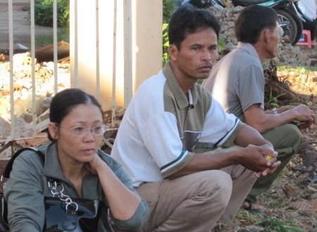 Cha mẹ lo lắng bồn chồn chờ sĩ tử làm bài thi - 6