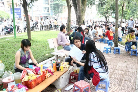 Quán giải khát tự phát “quây” trường thi ngày nắng gắt - 2 Quán giải khát tự phát “quây” trường thi ngày nắng gắt - 2