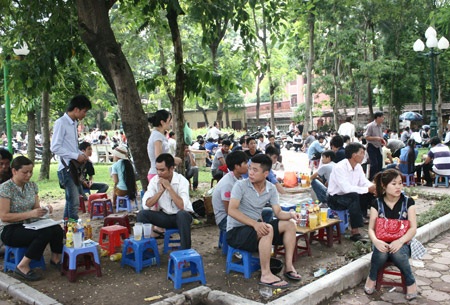 Quán giải khát tự phát “quây” trường thi ngày nắng gắt - 4 Quán giải khát tự phát “quây” trường thi ngày nắng gắt - 4