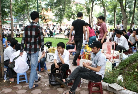 Quán giải khát tự phát “quây” trường thi ngày nắng gắt - 7 Quán giải khát tự phát “quây” trường thi ngày nắng gắt - 7