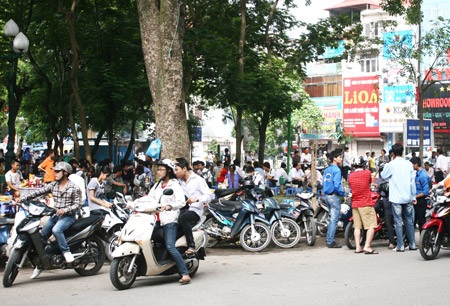 Quán giải khát tự phát “quây” trường thi ngày nắng gắt - 8 Quán giải khát tự phát “quây” trường thi ngày nắng gắt - 8