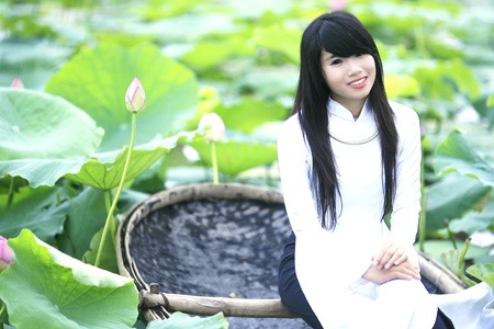 Thiếu nữ Hà Thành tự tình bên hoa sen - 1 Thiếu nữ Hà Thành tự tình bên hoa sen - 1