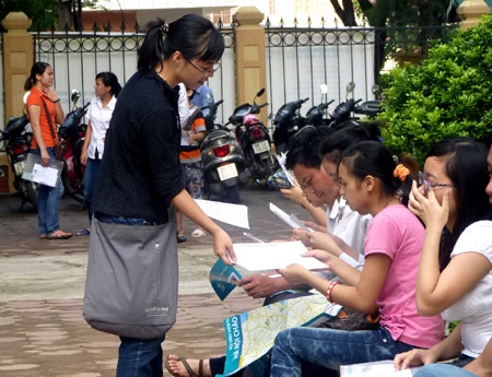 SV tranh thủ “cá kiếm” ngày sỹ tử làm thủ tục - 1 SV tranh thủ “cá kiếm” ngày sỹ tử làm thủ tục - 1