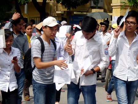 SV tranh thủ “cá kiếm” ngày sỹ tử làm thủ tục - 2 SV tranh thủ “cá kiếm” ngày sỹ tử làm thủ tục - 2