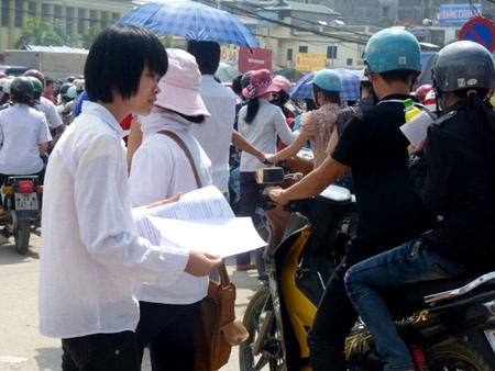 SV tranh thủ “cá kiếm” ngày sỹ tử làm thủ tục - 3 SV tranh thủ “cá kiếm” ngày sỹ tử làm thủ tục - 3