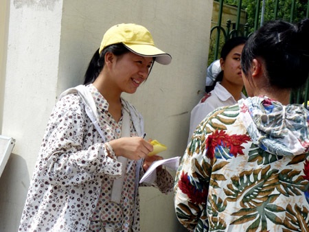 SV tranh thủ “cá kiếm” ngày sỹ tử làm thủ tục - 4 SV tranh thủ “cá kiếm” ngày sỹ tử làm thủ tục - 4