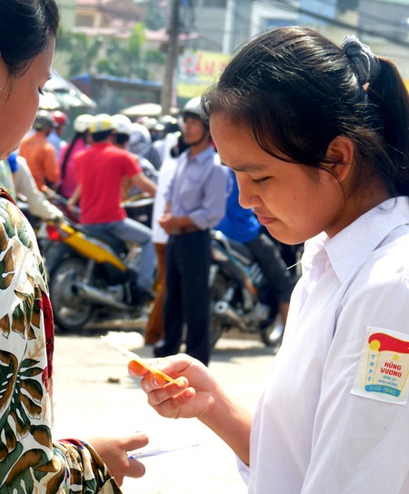 SV tranh thủ “cá kiếm” ngày sỹ tử làm thủ tục - 5 SV tranh thủ “cá kiếm” ngày sỹ tử làm thủ tục - 5