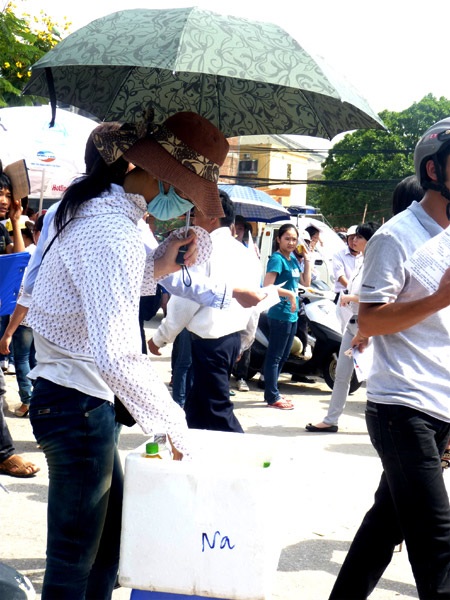 SV tranh thủ “cá kiếm” ngày sỹ tử làm thủ tục - 6 SV tranh thủ “cá kiếm” ngày sỹ tử làm thủ tục - 6