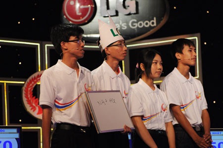 Xúc động hình ảnh thân thiết của bốn “nhà leo núi” - 1 Xúc động hình ảnh thân thiết của bốn “nhà leo núi” - 1