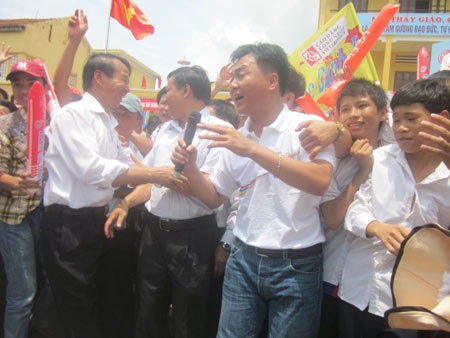 Trường Tiên Lãng vỡ òa trong chiến thắng của nữ sinh Hải Phòng - 6 Trường Tiên Lãng vỡ òa trong chiến thắng của nữ sinh Hải Phòng - 6