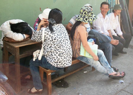 Cha mẹ lo lắng bồn chồn chờ sĩ tử làm bài thi - 10