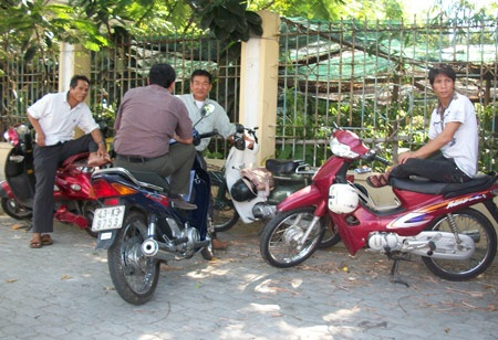 Cha mẹ lo lắng bồn chồn chờ sĩ tử làm bài thi - 11