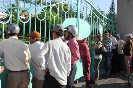 Cha mẹ lo lắng bồn chồn chờ sĩ tử làm bài thi - 8