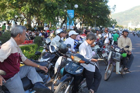 Cha mẹ lo lắng bồn chồn chờ sĩ tử làm bài thi - 7