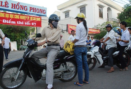 Cha mẹ lo lắng bồn chồn chờ sĩ tử làm bài thi - 9