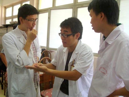 Nam sinh trường Y run tay khi lần đầu khám phụ khoa - 3 Nam sinh trường Y run tay khi lần đầu khám phụ khoa - 3