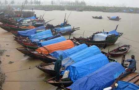 Giới trẻ bồn chồn lo bão về quê - 2 Giới trẻ bồn chồn lo bão về quê - 2