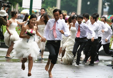 100 đôi uyên ương tại Hà Nội đội mưa cầu hôn tập thể - 1 100 đôi uyên ương tại Hà Nội đội mưa cầu hôn tập thể - 1