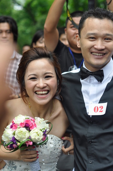 100 đôi uyên ương tại Hà Nội đội mưa cầu hôn tập thể - 7 100 đôi uyên ương tại Hà Nội đội mưa cầu hôn tập thể - 7