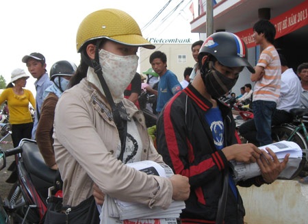 Xuất hiện “cò” kinh doanh đáp án trước địa điểm thi - 3