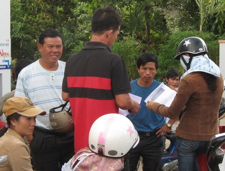 Xuất hiện “cò” kinh doanh đáp án trước địa điểm thi - 2