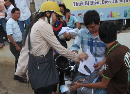 Xuất hiện “cò” kinh doanh đáp án trước địa điểm thi - 1