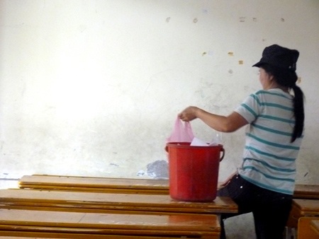 Nhân viên dọn dẹp thở phào vì bớt “rác phao thi” - 1