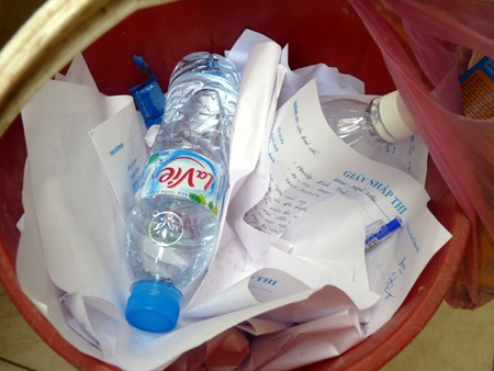 Nhân viên dọn dẹp thở phào vì bớt “rác phao thi” - 2