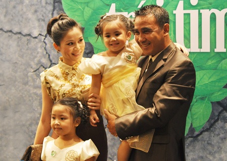 Vợ chồng siêu mẫu Bình Minh thắm thiết đi dự tiệc - 3