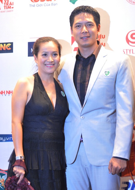 Vợ chồng siêu mẫu Bình Minh thắm thiết đi dự tiệc - 2