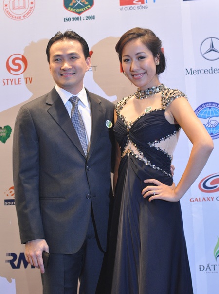 Vợ chồng siêu mẫu Bình Minh thắm thiết đi dự tiệc - 4