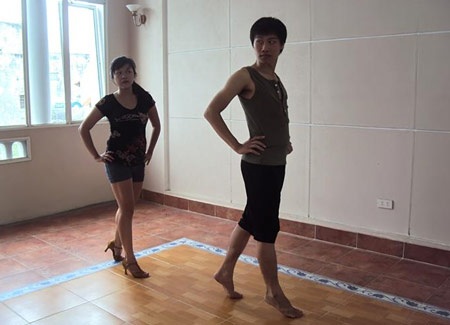 Chuyện “chàng trai cao gót” nhảy hiphop sexy - 2 Chuyện “chàng trai cao gót” nhảy hiphop sexy - 2