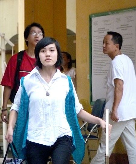 Khi sĩ tử mang… máy sấy tóc, xô nước vào phòng thi - 4