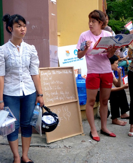 Khi sĩ tử mang… máy sấy tóc, xô nước vào phòng thi - 10