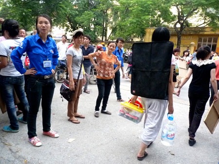 Khi sĩ tử mang… máy sấy tóc, xô nước vào phòng thi - 5