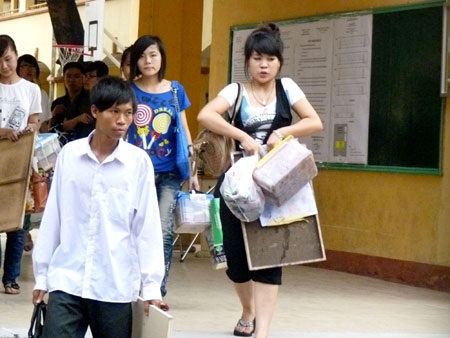 Khi sĩ tử mang… máy sấy tóc, xô nước vào phòng thi - 1