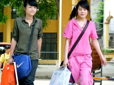 Khi sĩ tử mang… máy sấy tóc, xô nước vào phòng thi - 9