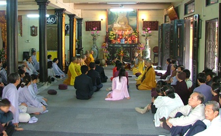 Giới trẻ và đám cưới nơi cửa Phật - 1