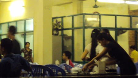 Chân dài tiếp thị và những “va chạm” lạnh người - 2 Chân dài tiếp thị và những “va chạm” lạnh người - 2