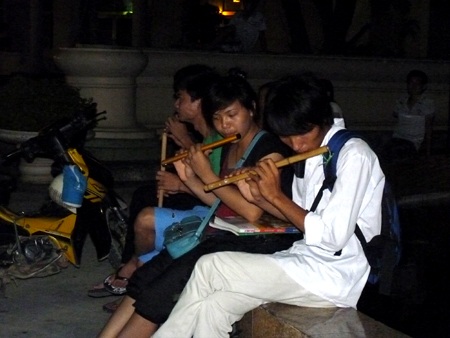 Giới trẻ tìm về nguồn cội với bộ môn sáo trúc - 4