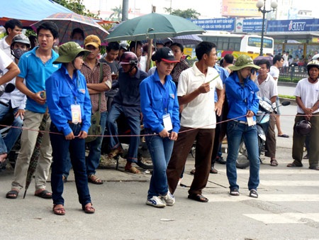 Áo xanh tình nguyện “cứu” thí sinh nhầm trường thi - 3