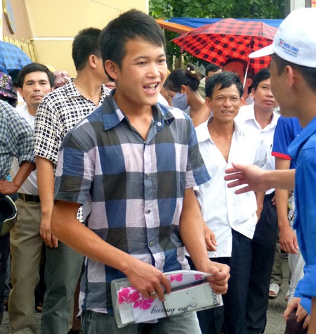 Áo xanh tình nguyện “cứu” thí sinh nhầm trường thi - 2