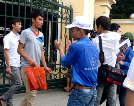 Áo xanh tình nguyện “cứu” thí sinh nhầm trường thi - 4