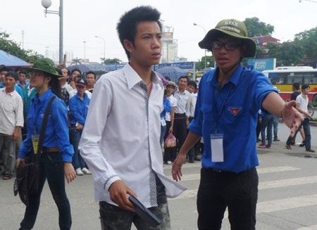 Áo xanh tình nguyện “cứu” thí sinh nhầm trường thi - 5