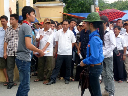 Áo xanh tình nguyện “cứu” thí sinh nhầm trường thi - 6
