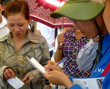 Áo xanh tình nguyện “cứu” thí sinh nhầm trường thi - 7
