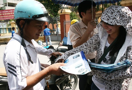 Người nhà thí sinh hoảng hồn với tờ rơi "ngập trời" - 6